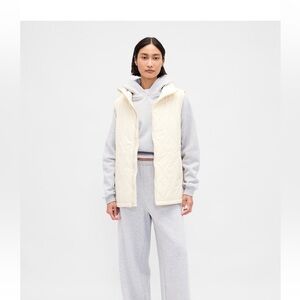 GAP Women's Ivory Quilted Vest